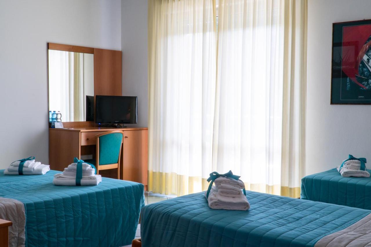 Hotel Alisei Lignano Sabbiadoro Esterno foto