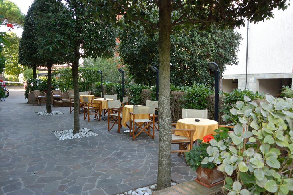Hotel Alisei Lignano Sabbiadoro Esterno foto