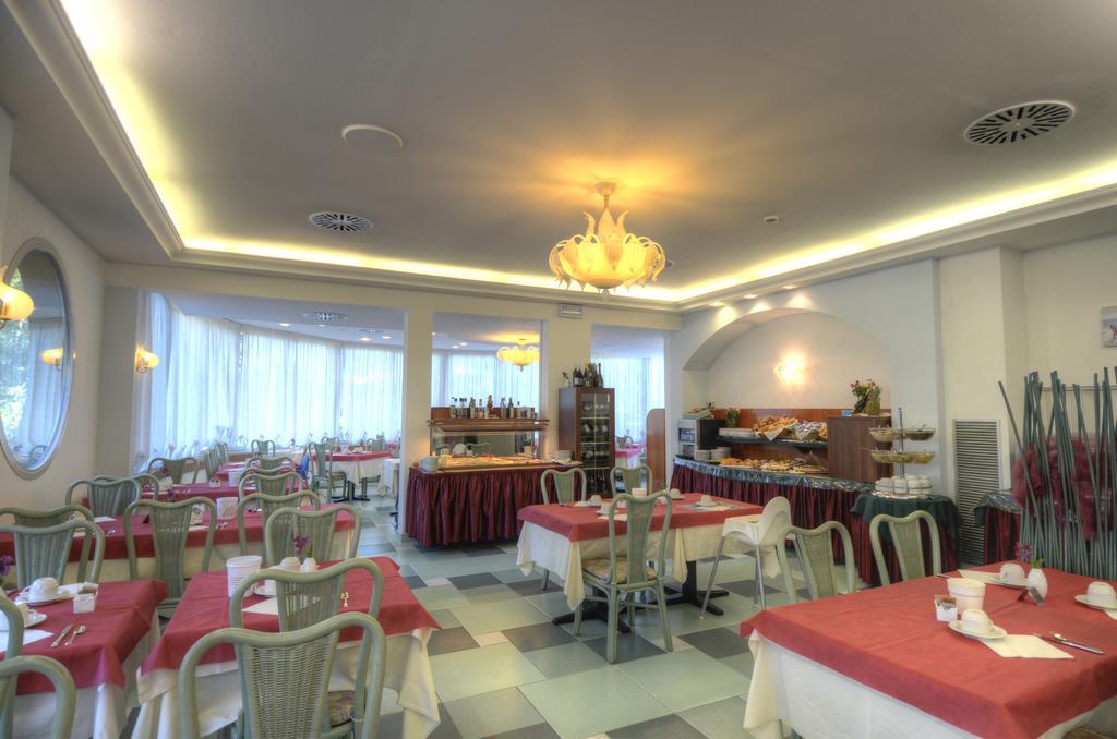 Hotel Alisei Lignano Sabbiadoro Esterno foto